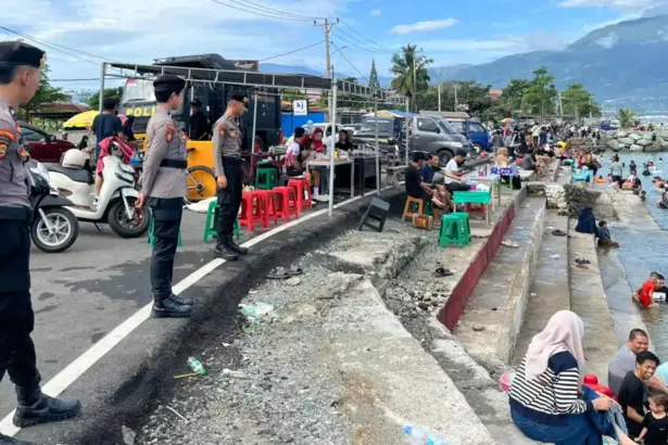 Petugas berjaga di Pantai Kampung Nelayan, Minggu (22/3/2026). (©Humas Polda Sulteng)