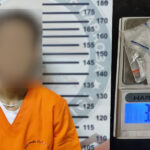 Tersangka M (18) beserta 13 paket sabu yang disita aparat Polres Sigi. (©Humas Polres Sigi)