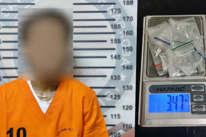 Tersangka M (18) beserta 13 paket sabu yang disita aparat Polres Sigi. (©Humas Polres Sigi)