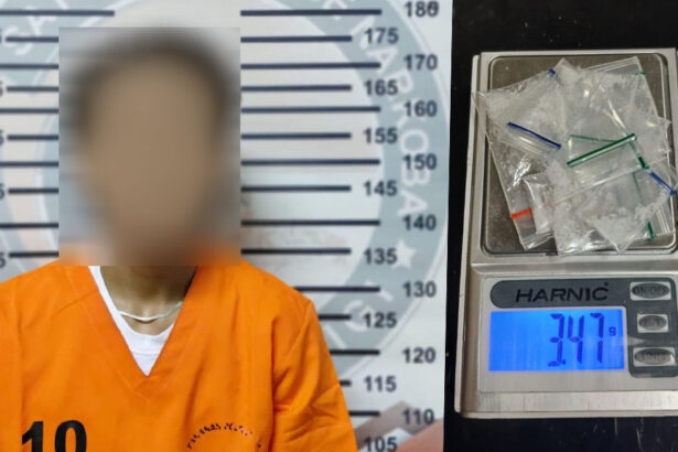 Tersangka M (18) beserta 13 paket sabu yang disita aparat Polres Sigi. (©Humas Polres Sigi)