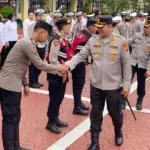 Kapolresta Palu, Kombes Pol Hari Rosena menyalami personel usai apel perdana pascaleabran di mapolresta Palu, Senin (30/3/2026). (©Humas Polresta Palu)