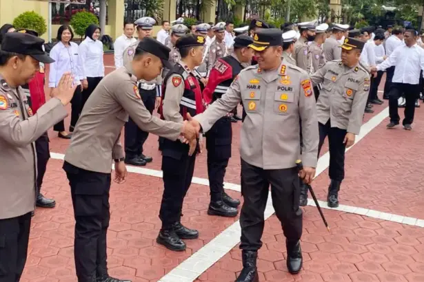 Kapolresta Palu, Kombes Pol Hari Rosena menyalami personel usai apel perdana pascaleabran di mapolresta Palu, Senin (30/3/2026). (©Humas Polresta Palu)