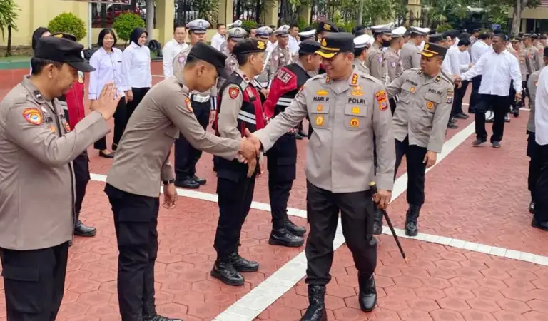 Kapolresta Palu, Kombes Pol Hari Rosena menyalami personel usai apel perdana pascaleabran di mapolresta Palu, Senin (30/3/2026). (©Humas Polresta Palu)
