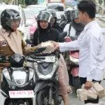 Personel Satresnarkoba Polresta Palu membagikan tajil buka puasa kepada pengendara di Palu, Senin (9/3/2026). (©Humas Polresta Palu)