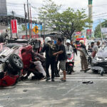 Sejumlah warga berusaha menolong pengemudi pad akecelakaan beruntun di Jalan Yos Sudarso Palu, Rabu (11/3/2026). (©Humas Polresta Palu)