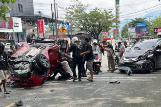 Sejumlah warga berusaha menolong pengemudi pad akecelakaan beruntun di Jalan Yos Sudarso Palu, Rabu (11/3/2026). (©Humas Polresta Palu)