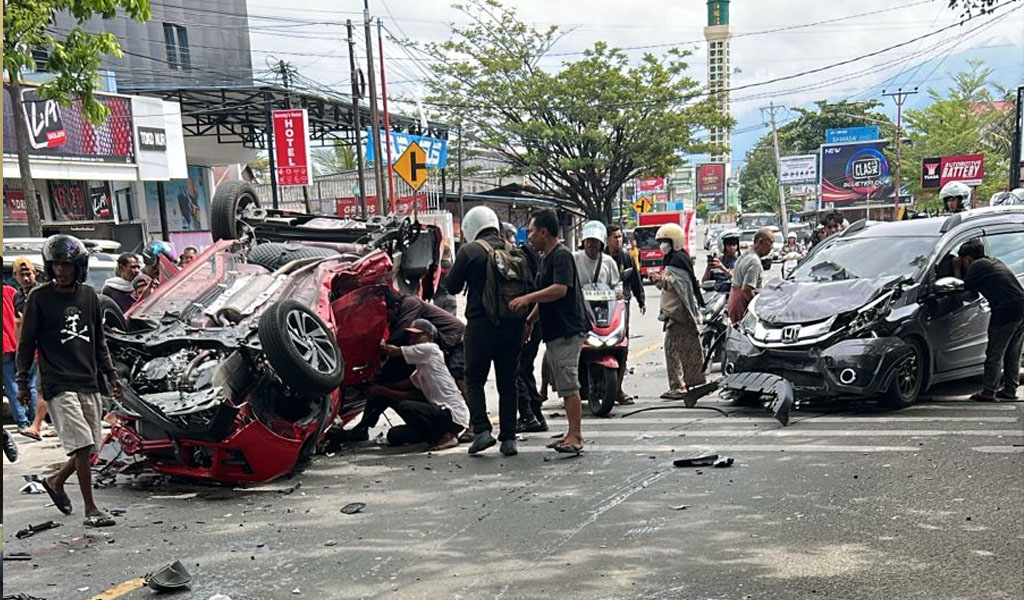 Sejumlah warga berusaha menolong pengemudi pad akecelakaan beruntun di Jalan Yos Sudarso Palu, Rabu (11/3/2026). (©Humas Polresta Palu)