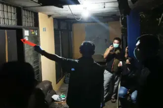 Petugas melakukan olah TKP di lokasi penemuan mayat di kelurahan SIranindi, Palu Barat, Kamis (26/3/2026). (©Polresta Palu)