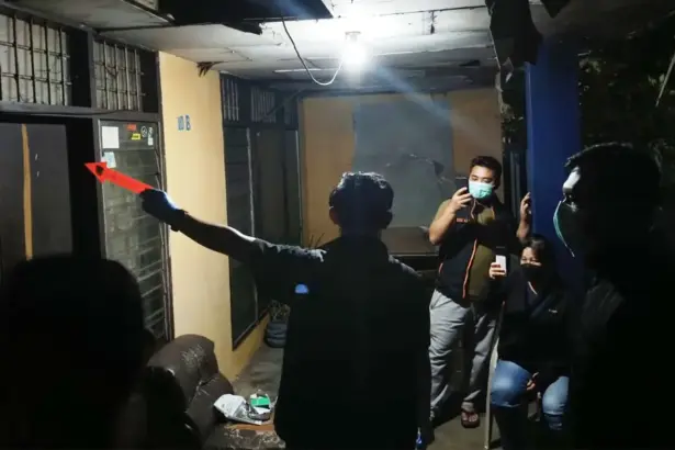 Petugas melakukan olah TKP di lokasi penemuan mayat di kelurahan SIranindi, Palu Barat, Kamis (26/3/2026). (©Polresta Palu)