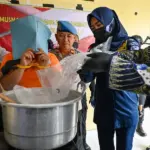 Kasat Reserse Narkoba Polresta Palu Kompol Usman (kiri) menyaksikan tersangka ARI menuang sabu ke dalam panci pada pemusnahan babuk di Mapolresta Palu, Kamis (12/3/2026). (©bmzIMAGES/Basri Marzuki)