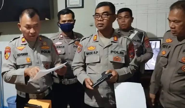 Pemeriksaan senjata api anggota Polresta Palu, Senin (9/3/2026). (©Humas Polresta Palu)