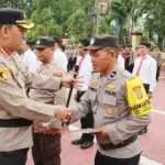 Kapolresta Palu Hari Roseno memberikan sertifikat kepada seorang personel yang dinilai berdedikasi dalam pengungkapan kasus di Mapolresta Palu, Selasa (3/3/2026). (©Humas Polresta Palu)