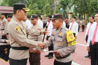 Kapolresta Palu Hari Roseno memberikan sertifikat kepada seorang personel yang dinilai berdedikasi dalam pengungkapan kasus di Mapolresta Palu, Selasa (3/3/2026). (©Humas Polresta Palu)