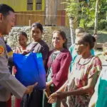 Kapolresta Palu Kombes Pol Hari Rosena menyerahkan sembako kepad awarga Uwentumbu, Palu, Jumat (6/3/2026). (©Humas Polresta Palu)