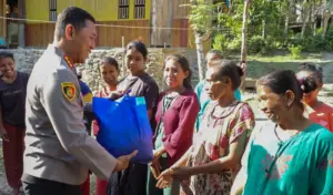 Kapolresta Palu Bagikan Sembako kepada Warga Desa Uwemtumbu