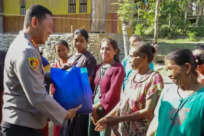Kapolresta Palu Kombes Pol Hari Rosena menyerahkan sembako kepad awarga Uwentumbu, Palu, Jumat (6/3/2026). (©Humas Polresta Palu)