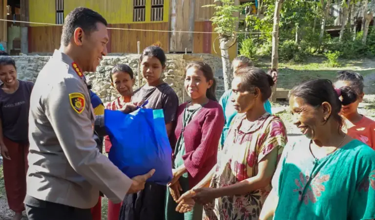 Kapolresta Palu Kombes Pol Hari Rosena menyerahkan sembako kepad awarga Uwentumbu, Palu, Jumat (6/3/2026). (©Humas Polresta Palu)