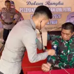 Tim Kesehatan memeriksa tekanan darah anggota TNI yang bertugas di Pos Pam Towua, Selasa (24/3/2026). (©Humas Polresta Palu)