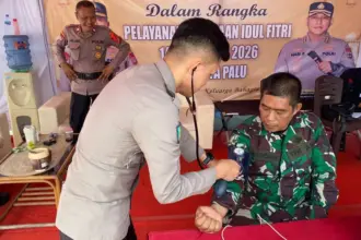 Tim Kesehatan memeriksa tekanan darah anggota TNI yang bertugas di Pos Pam Towua, Selasa (24/3/2026). (©Humas Polresta Palu)