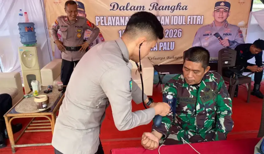 Tim Kesehatan memeriksa tekanan darah anggota TNI yang bertugas di Pos Pam Towua, Selasa (24/3/2026). (©Humas Polresta Palu)