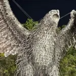 Patung Garuda di Taman Nasional yang patah sayapnya, Minggu (15/3/2026). (©Annisa Wibdy/RadarPalu)