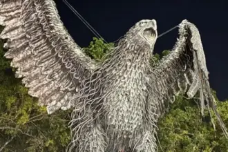 Patung Garuda di Taman Nasional yang patah sayapnya, Minggu (15/3/2026). (©Annisa Wibdy/RadarPalu)