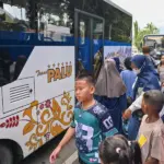 Sejumlah warga berisap menaiki bus TransPalu di Palu, Senin (23/3/2026). (©bmzIMAGES/Basri Marzuki)