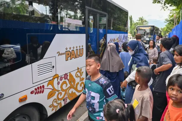 Sejumlah warga berisap menaiki bus TransPalu di Palu, Senin (23/3/2026). (©bmzIMAGES/Basri Marzuki)