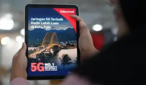 Ilustrasi pelanggan menunjukkan jaringan 5G Telkomsel yang kini bisa diakses di Palu. (©Telkomsel)