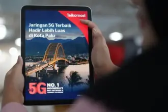 Ilustrasi pelanggan menunjukkan jaringan 5G Telkomsel yang kini bisa diakses di Palu. (©Telkomsel)