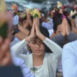 Umat Hindu khusyuk mengikuti upacara persembahyangan Melasti di Pura Melasti, Pantai Dupa, Palu, Selasa (17/3/2026). (©bmzIMAGES/Basri Marzuki)