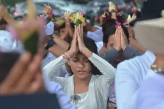 Umat Hindu khusyuk mengikuti upacara persembahyangan Melasti di Pura Melasti, Pantai Dupa, Palu, Selasa (17/3/2026). (©bmzIMAGES/Basri Marzuki)