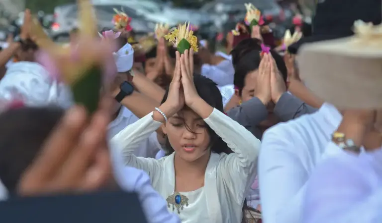 Umat Hindu khusyuk mengikuti upacara persembahyangan Melasti di Pura Melasti, Pantai Dupa, Palu, Selasa (17/3/2026). (©bmzIMAGES/Basri Marzuki)