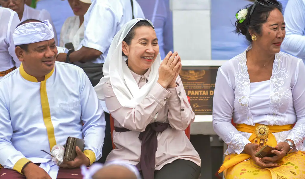 Wawali Kota Palu, Imelda Liliana Muhidin menyapa umat Hindu sebelum upacara persembahyangan Melasti di Pura Melasti, Pantai Dupa, Palu, Selasa (17/3/2026). (©bmzIMAGES/Basri Marzuki)