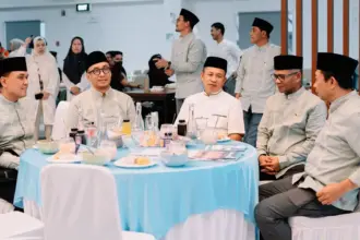 Bupati Morowali Iksan Baharudin Abd Rauf bersama Presiden Direktur & CEO Bernardus Irmanto pad abuka pusaa bersama di Morowali, Selasa (10/3/2026). (©PT Vale Indonesia)