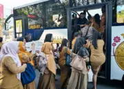Sejumlah Aparatur Sipil Negara (ASN) menaiki bus TransPalu untuk menumpang ke kantor di salah satu halte bus di Palu. Sulawesi Tengah, Selasa (14/4/2026). (bmzIMAGES/Basri Marzuki)