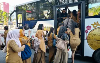 Sejumlah Aparatur Sipil Negara (ASN) menaiki bus TransPalu untuk menumpang ke kantor di salah satu halte bus di Palu. Sulawesi Tengah, Selasa (14/4/2026). (bmzIMAGES/Basri Marzuki)