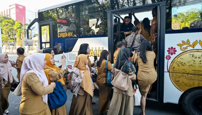 Editorial: Dulunya Sepi, Kini Halte Bus Mulai Ramai