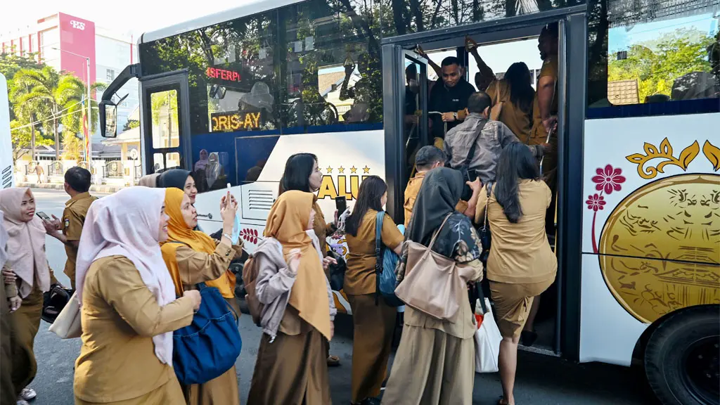 Sejumlah Aparatur Sipil Negara (ASN) menaiki bus TransPalu untuk menumpang ke kantor di salah satu halte bus di Palu. Sulawesi Tengah, Selasa (14/4/2026). (bmzIMAGES/Basri Marzuki)