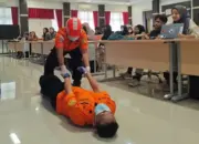 Instruktur memperagakan cara penanganan korban pada latihan kedaruratan di Untad, Senin (6/4/2026). (©Basarnas Palu)