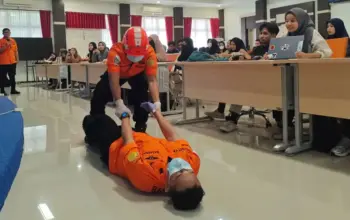 Mahasiswa Untad Latihan Tangani Keadaan Darurat Bersama Tim SAR Palu