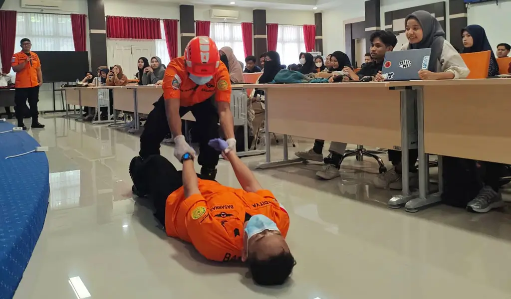Instruktur memperagakan cara penanganan korban pada latihan kedaruratan di Untad, Senin (6/4/2026). (©Basarnas Palu)