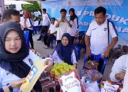 Sejumlah pengunjung membeli berbagai produk warga binaan yang dipamerkan di Lapas Kelasa IIA Palu, Jumat (10/4/2026). (…Humas Ditjenpas Sulteng)