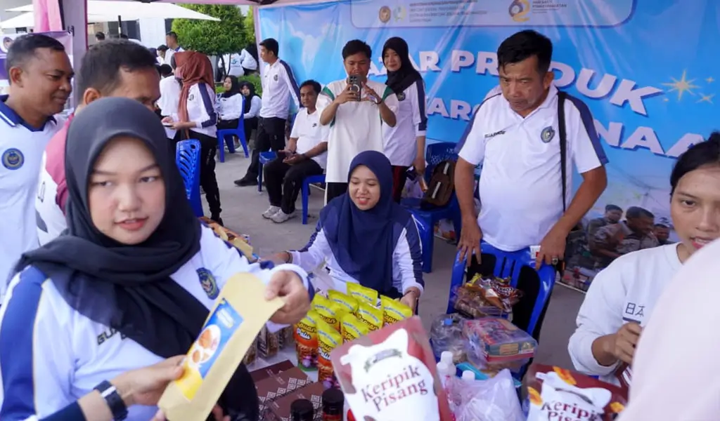 Sejumlah pengunjung membeli berbagai produk warga binaan yang dipamerkan di Lapas Kelasa IIA Palu, Jumat (10/4/2026). (…Humas Ditjenpas Sulteng)