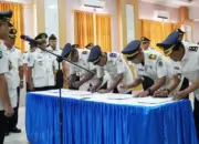 Kakanwil Ditjenpas Sulteng Bagus Kurniawan (kiri) melantik sejumlah Kepala UPT Pemasyarakatan di Aula Lapas Kelas IIA Palu, Senin (20/4/2026). (©Humas Ditjenpas Sulteng)