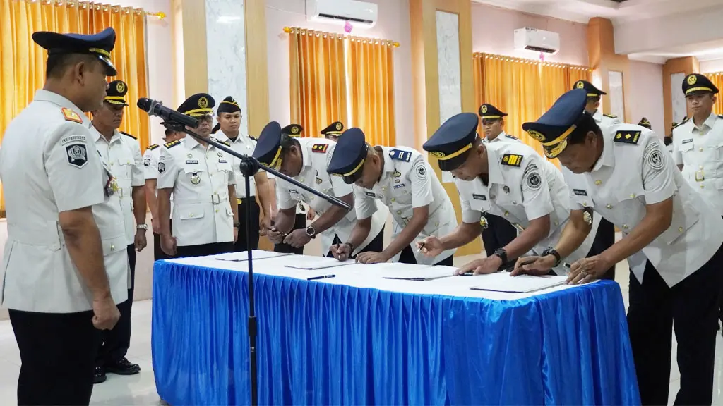 Kakanwil Ditjenpas Sulteng Bagus Kurniawan (kiri) melantik sejumlah Kepala UPT Pemasyarakatan di Aula Lapas Kelas IIA Palu, Senin (20/4/2026). (©Humas Ditjenpas Sulteng)