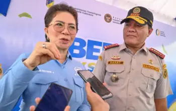 Anggota Komisi IV DPR RI Ellen Esther Pelealu bersama Kepala Barantin Sahat M. Panggabean memberikan keterangan kepada wartawan usai pelepasan ekspor durian beku ke Tiongkok di packing house PT Duco Food Indonesia Palu, Kamis (16/4/2026). (©bmzIMAGES/Basri Marzuki)