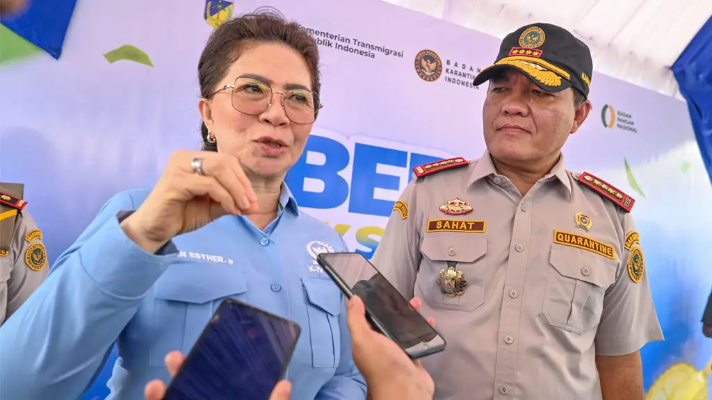 Anggota Komisi IV DPR RI Ellen Esther Pelealu bersama Kepala Barantin Sahat M. Panggabean memberikan keterangan kepada wartawan usai pelepasan ekspor durian beku ke Tiongkok di packing house PT Duco Food Indonesia Palu, Kamis (16/4/2026). (©bmzIMAGES/Basri Marzuki)