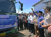 Menteri Transmigrasi Muhammad Iftitah Sulaiman Suryanagara (keempat kanan), Kepala Balai Karantina Indonesia Sahat M Panggabean (kedua kanan), Gubernur Sulteng Anwar Hafid (ketiga kanan) bersama sejumlah pejabat menghamburkan beras kuning ke truk kontainer menandai pelepasan ekspor komoditas durian beku ke Tiongkok di Packing House PT Duco Food Indonesia, Palu, Sulawesi Tengah, Kamis (16/4/2026). (©bmzIMAGES/Basri Marzuki)