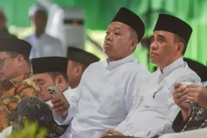 Gubernur Sulteng Anwar Hafid (kanan) bersama Menteri ATR/Kepala BPN Nusron Wahid pad aHaul ke-58 Guru Tua di Kompleks Perguruan Alkhairaat Palu, Rabu (1/4/2026). (©bmzIMAGES/Basri Marzuki)